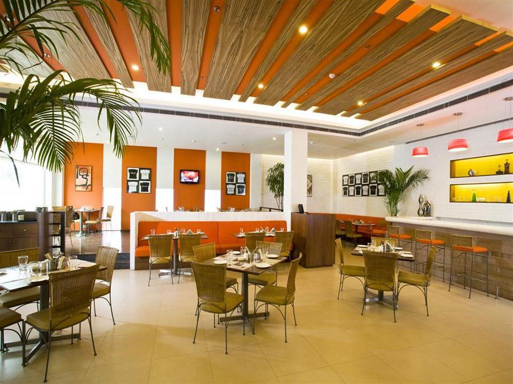 Lemon Tree Hotel, East Delhi Mall, Kaushambi Газиабад Ресторан фото
